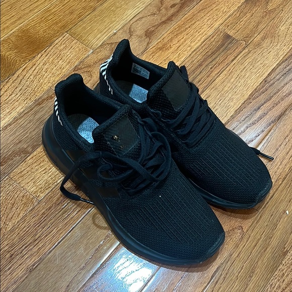 adidas Women's Swift Run Sneaker Size 9 - Picture 6 of 10